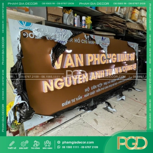 Bảng Hiệu Alu vàng đồng chữ nổi cho văn phòng luật sư Anh Tuấn