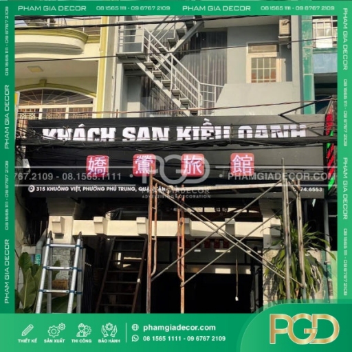 Làm bảng hiệu Alu nền đen chữ nổi cho khách sạn Kiều Oanh thumb