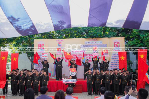 làm backdrop sân khấu đẹp cho lễ 30/4
