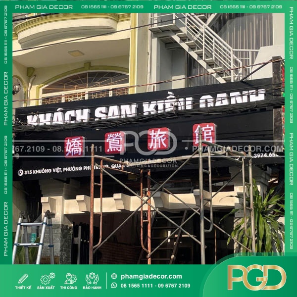 Làm bảng hiệu Alu nền đen chữ nổi cho khách sạn Kiều Oanh