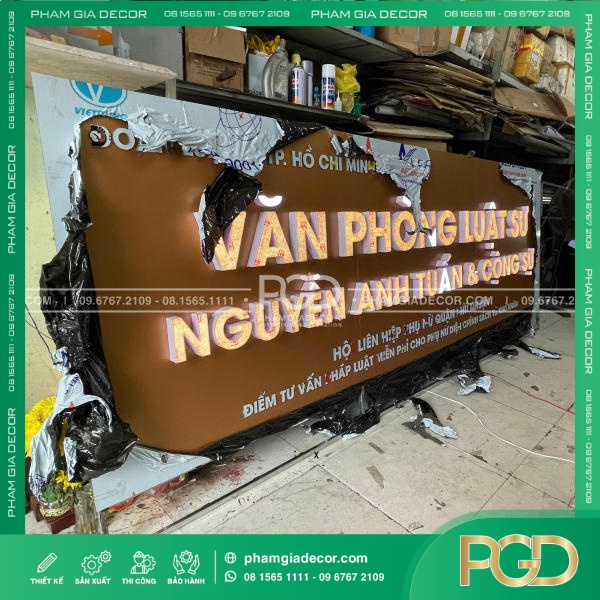 Bảng Hiệu Alu vàng đồng chữ nổi cho văn phòng luật sư Anh Tuấn