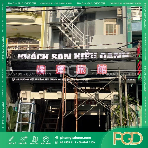 Làm bảng hiệu Alu nền đen chữ nổi cho khách sạn Kiều Oanh