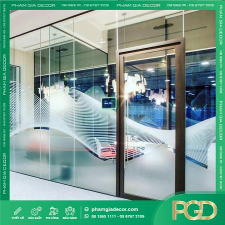 cắt chữ decal dán kính showroom