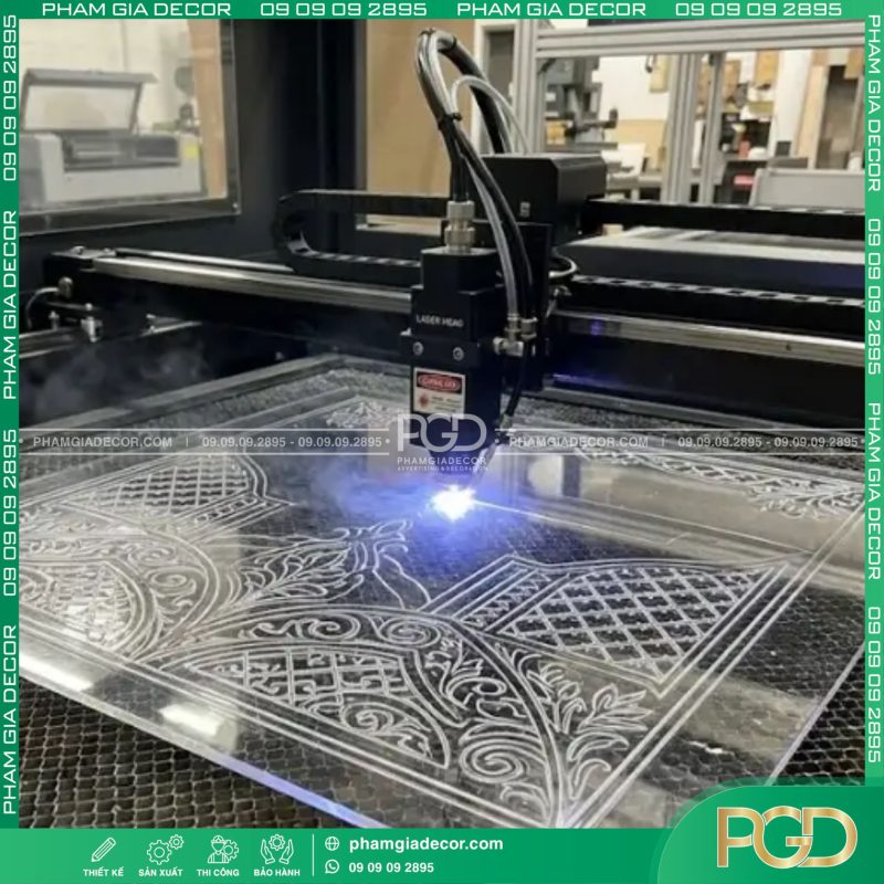 Cắt khắc CNC - laser theo yêu cầu trên nhựa acrylic tạo cạnh cắt mịn, sắc nét.