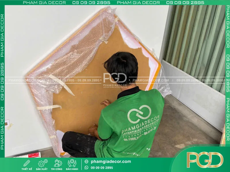 làm bảng hiệu mica giá rẻ