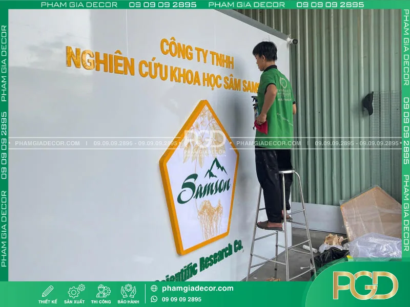 làm bảng hiệu mica logo