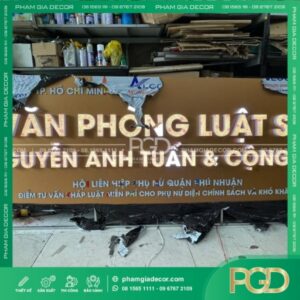 Bảng Hiệu Alu vàng đồng chữ nổi cho văn phòng luật sư Anh Tuấn