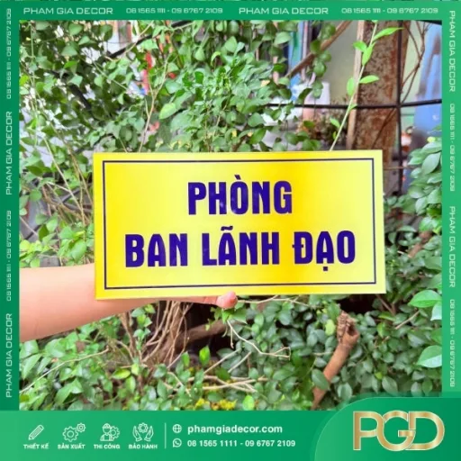 Bảng Tên Phòng Ban Mica In UV Nền Vàng Giải Pháp Nhận Diện Hiện Đại & Sang Trọng 6 Bảng Tên Phòng Ban Mica In UV Nền Vàng Giải Pháp Nhận Diện Hiện Đại & Sang Trọng - Ảnh 4