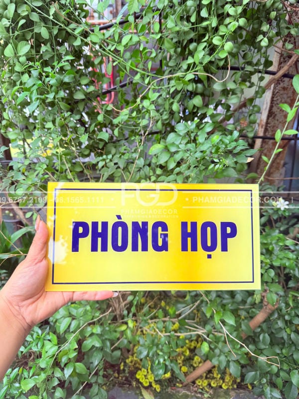 làm bảng tên phòng ban mica xuyên lễ