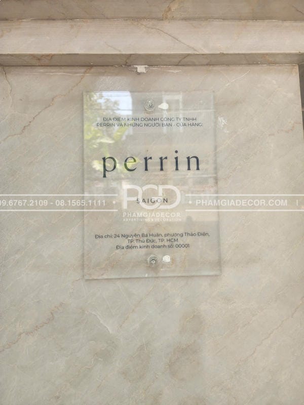 gắn bảng tên công ty xuyên lễ 30/4