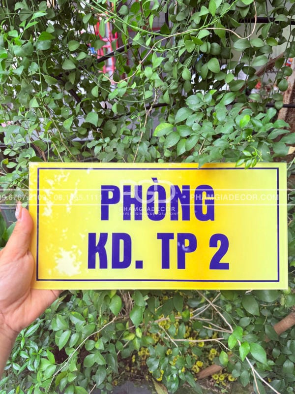 làm bảng mica phòng ban gấp lễ 30/4