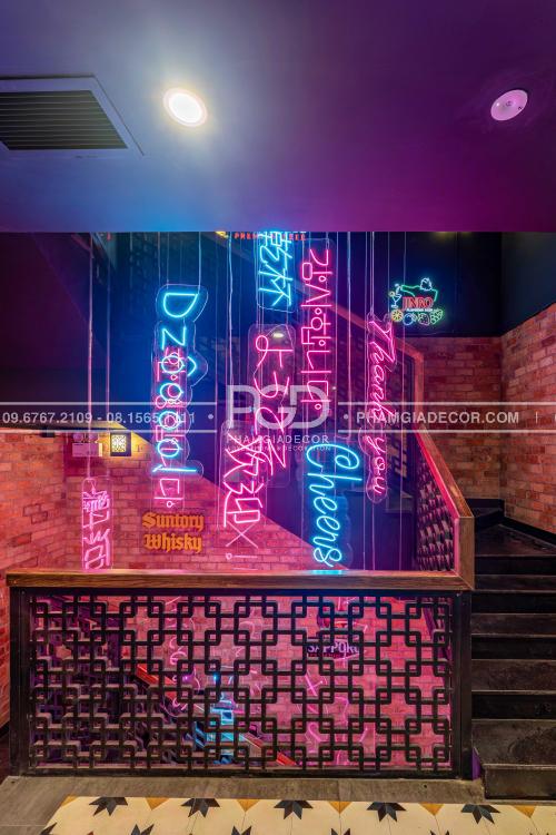 Bộ chữ và đèn trang trí trong nhà hàng, pub