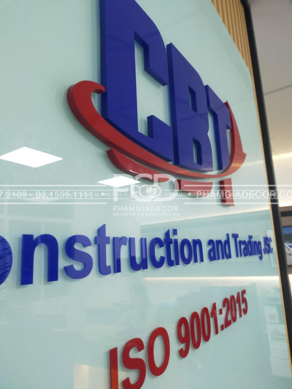 làm bảng hiệu logo văn phòng mica chữ nổi