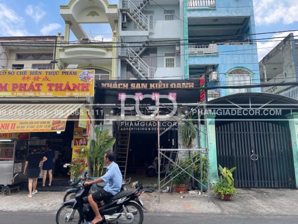 làm bảng hiệu alu chữ nổi xuyên lễ 30/4