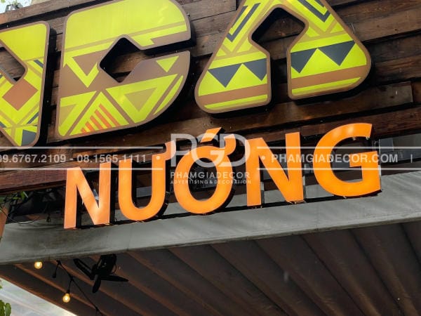 làm bảng hiệu xuyên lễ giải phóng 30/4