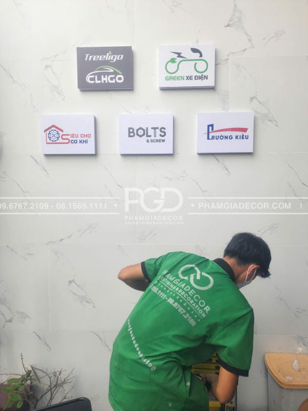 lắp ráp bảng hiệu hộp đèn xuyên lễ