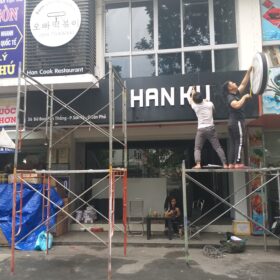 thợ thi công làm bảng hiệu chuyên nghiệp