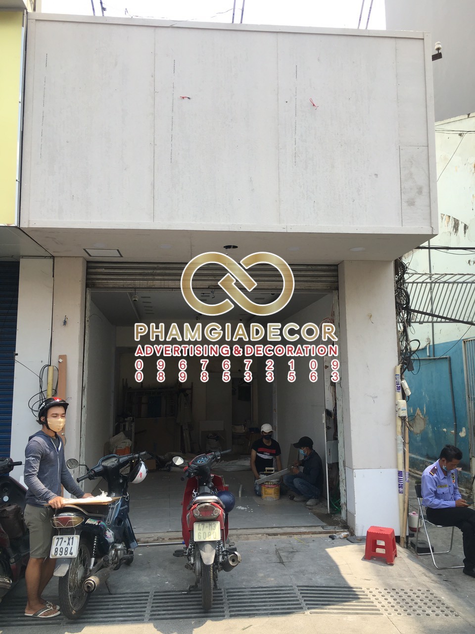 thi-cong-bang-hieu-chuyen-nghiep