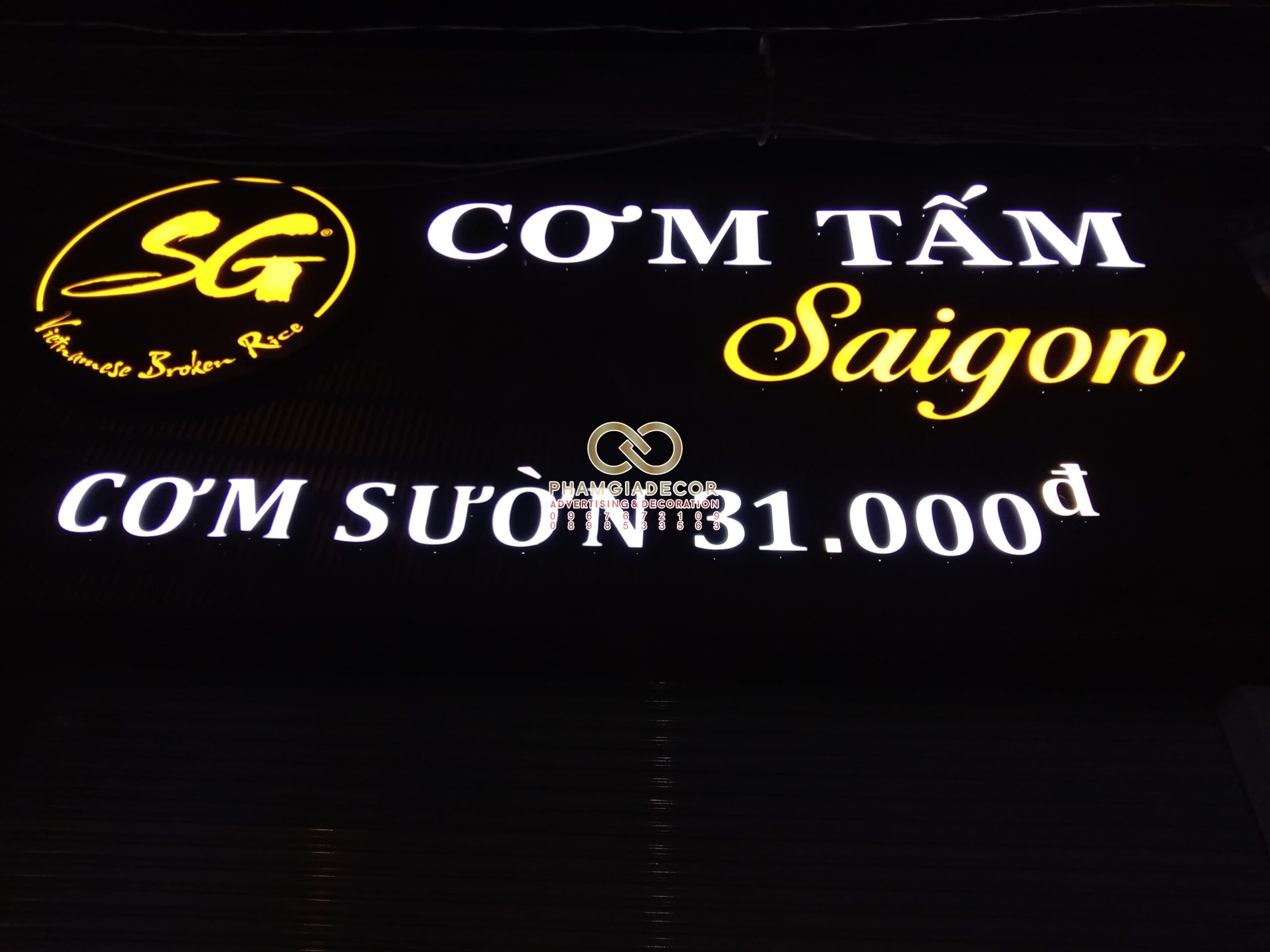 thi công bảng hiệu mica