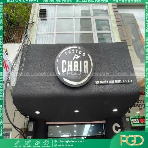 bảng hiệu cemboard sơn gai mặt dựng tiệm xăm tatoo chair