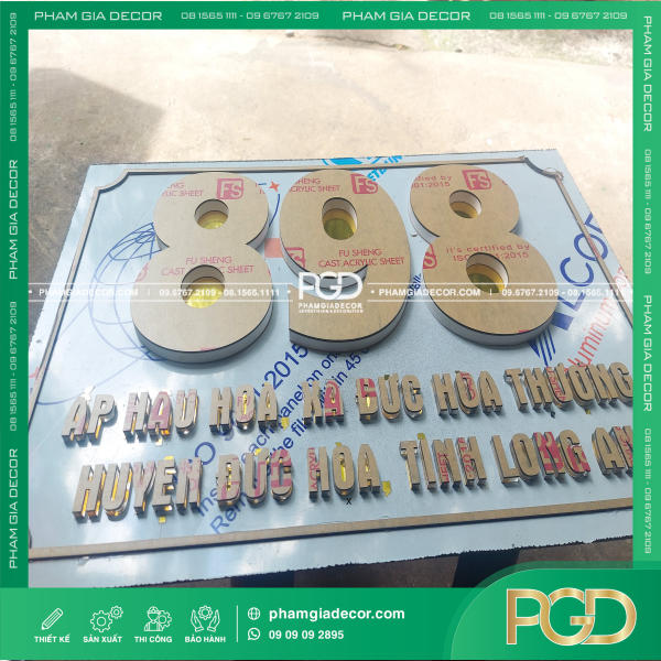 làm bảng tên công ty mica treo tường