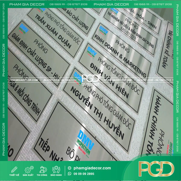 làm bảng tên phòng ban inox