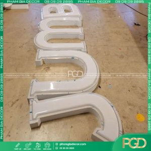 gia công chữ nổi mica hút nổi