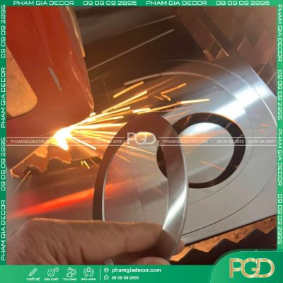 kỹ thuật làm bảng hiệu mới cắt laser công nghệ cao