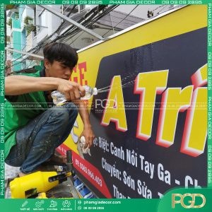 bảng hiệu bạt hiflex khung sắt tiệm sửa xe