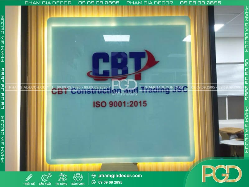 hộp đèn logo mica nền kính