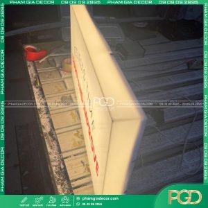 hộp đèn mica nổi hông lớp học