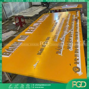 làm bảng hiệu alu chữ nổi mica hông formex