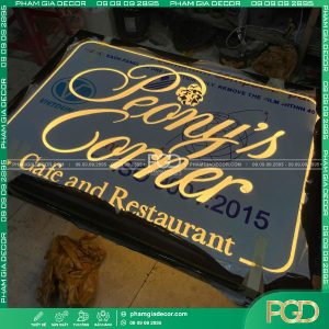 làm hộp đèn alu nhà peony corner