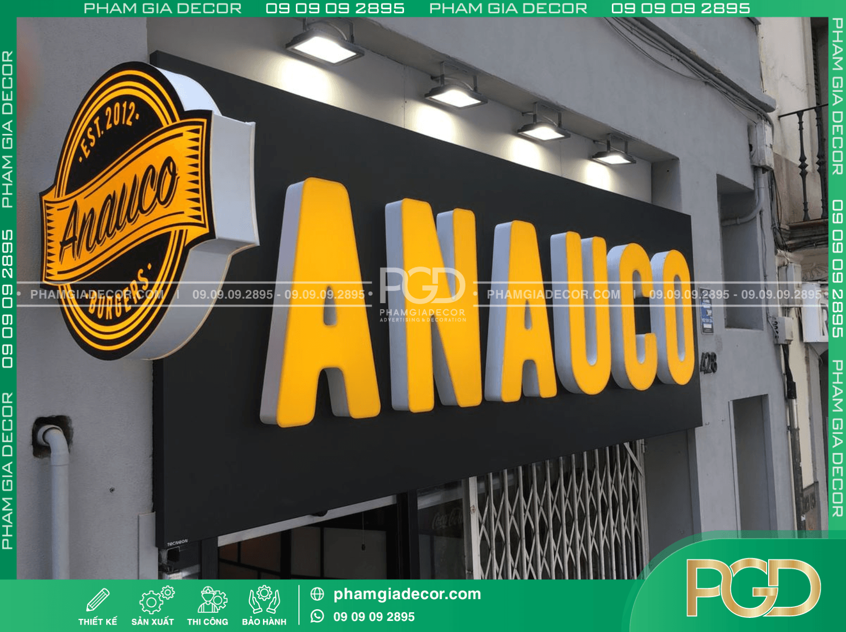 Bảng hiệu nền đen chữ vàng cho quán cà phê sang trọng.