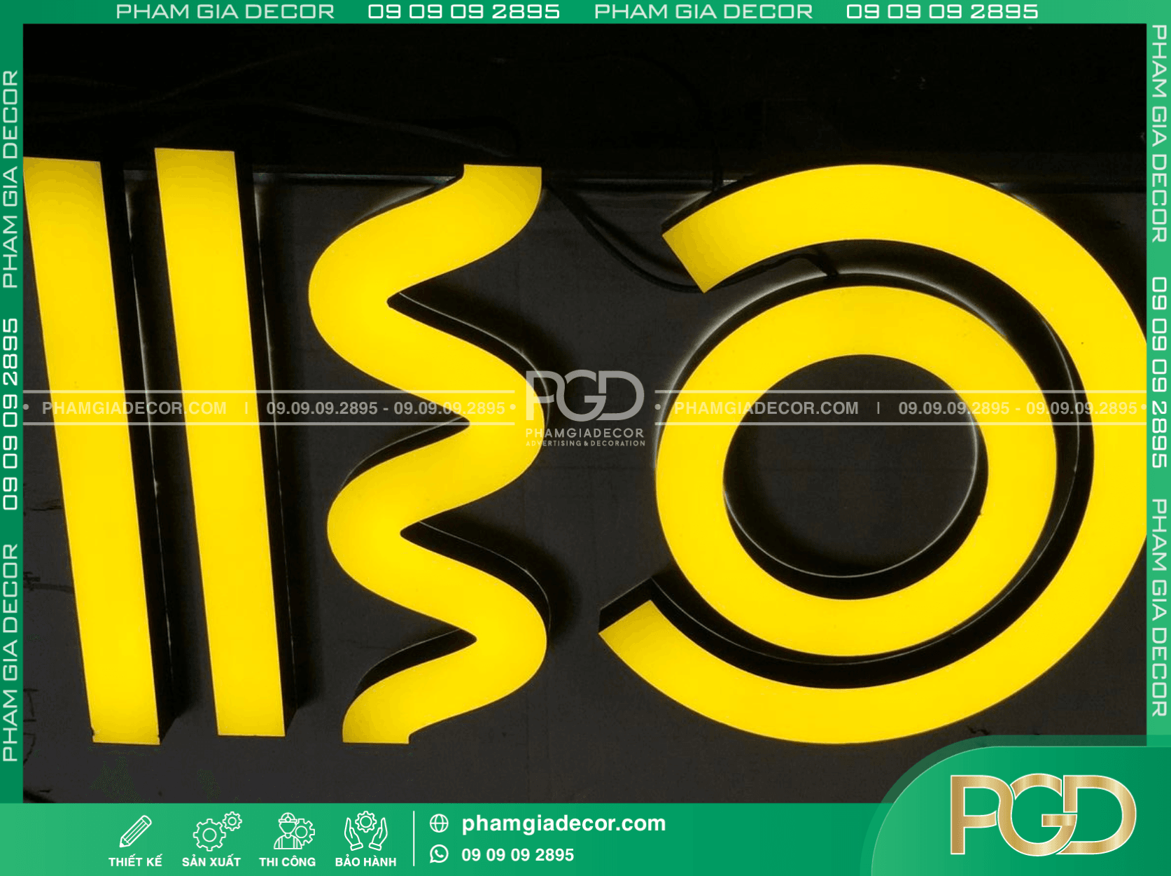 Cận cảnh chữ nổi inox vàng PVD trên nền đen, bề mặt hairline hạn chế chói, tôn logo thương hiệu.