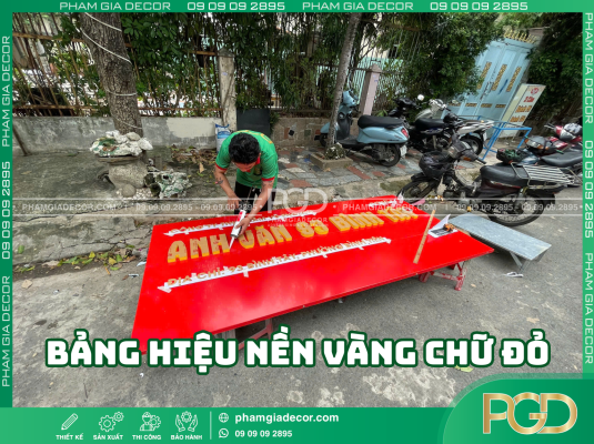 Mặt tiền bảng hiệu nền đỏ chữ vàng nổi bật