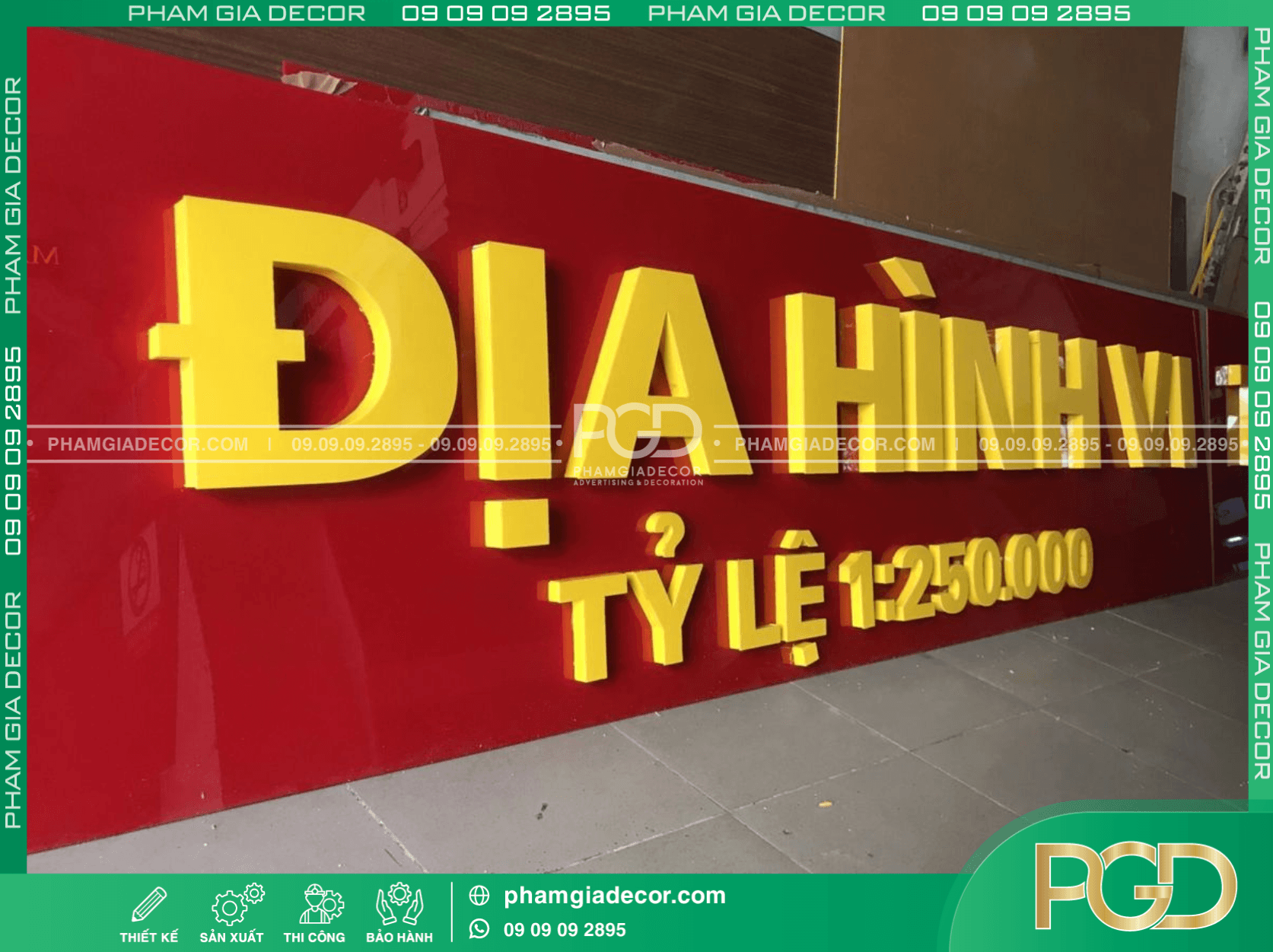 Bảng hiệu nền đỏ chữ vàng với độ tương phản cao