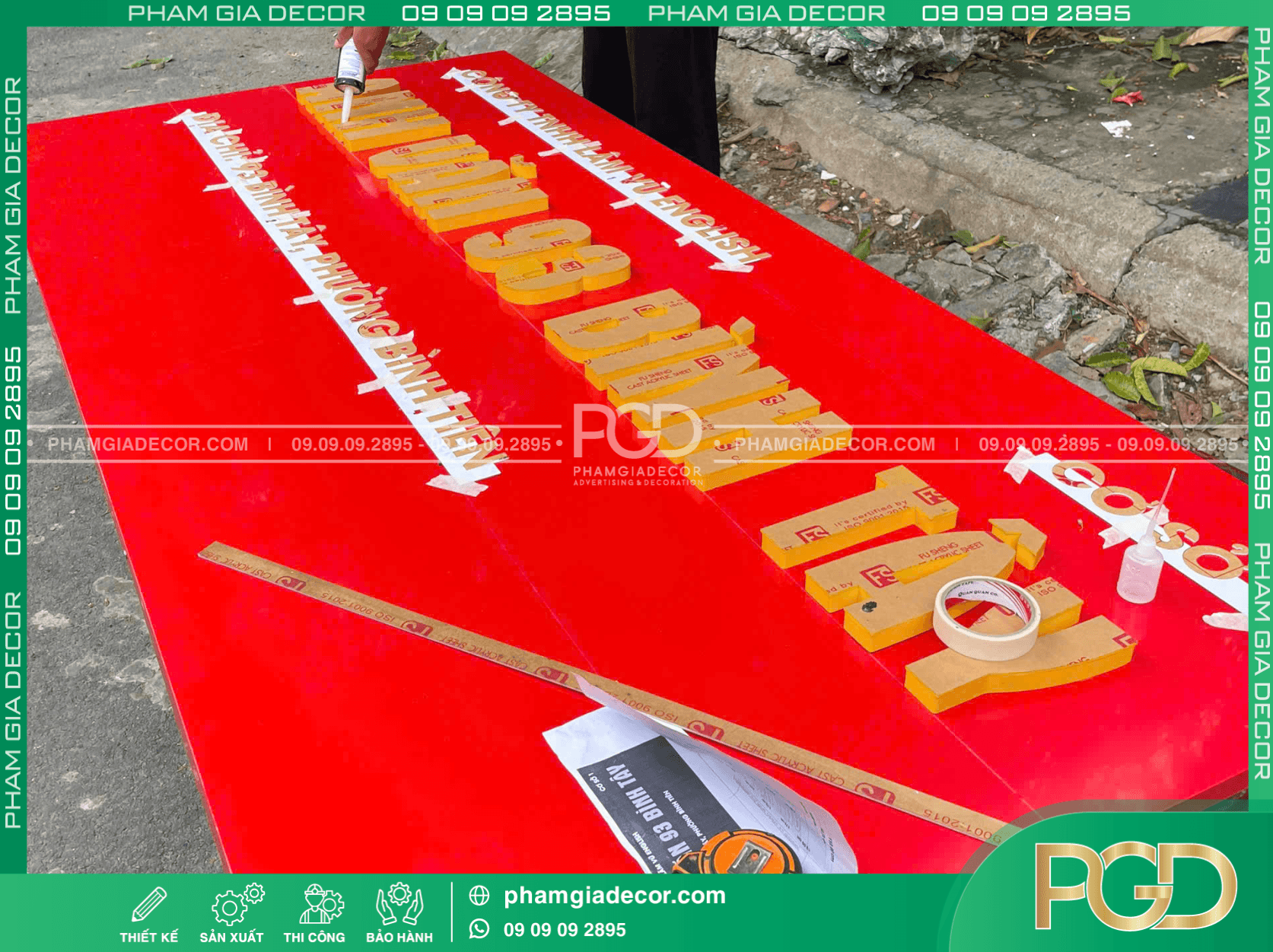 Bảng hiệu nền đỏ chữ vàng cho trung tâm Anh ngữ, thiết kế trẻ trung, dễ nhận diện