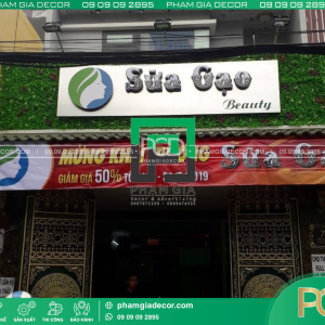 Bảng hiệu lót nền cỏ nhân tạo