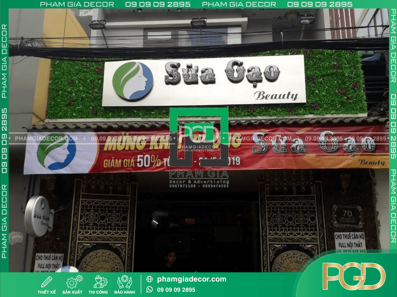 Bảng hiệu lót nền cỏ nhân tạo