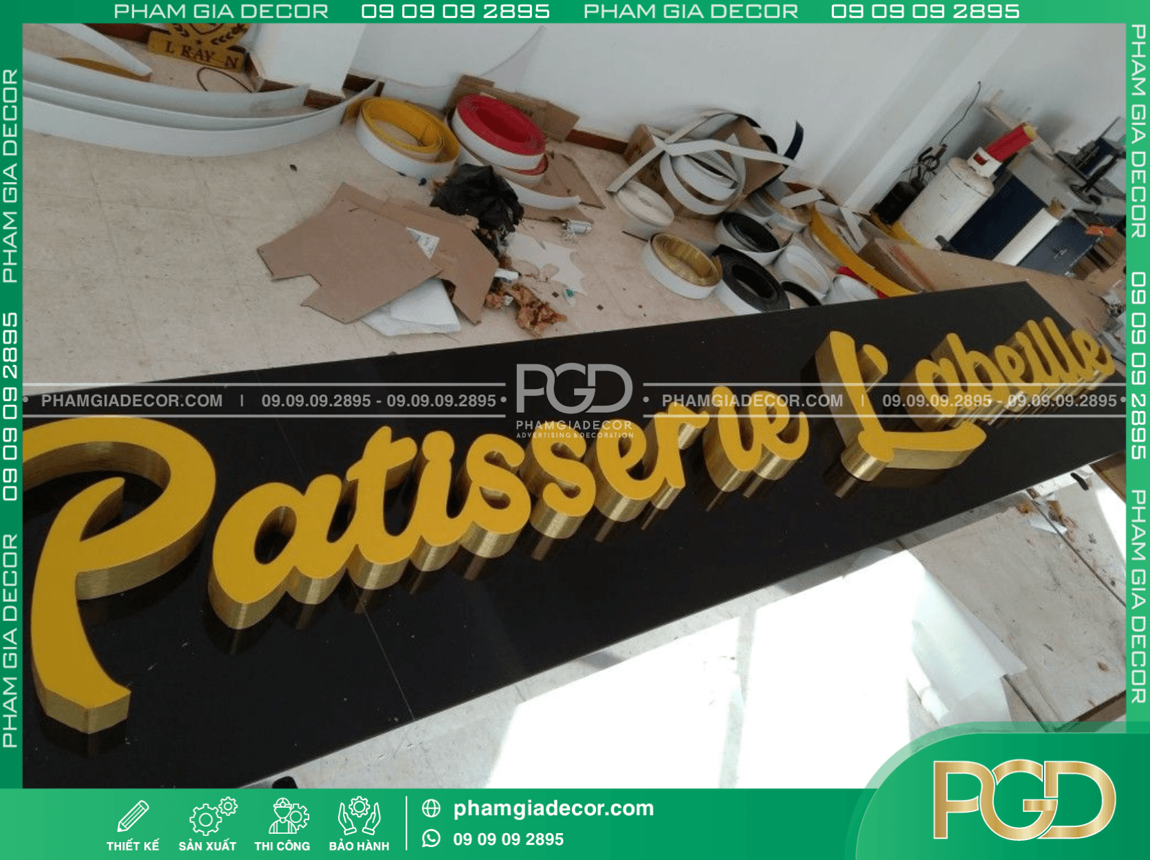 Đội ngũ Phạm Gia Decor thi công lắp đặt bảng hiệu nền đen chữ vàng