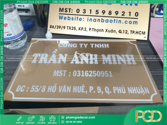 bảng tên mica phun sơn