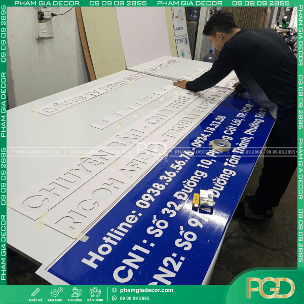 thi công bảng hiệu alu chữ nổi giá rẻ