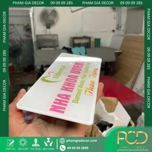 Làm Bảng Tên Công Ty Giá Rẻ Lấy Liền Gần Đây 8 bang ten cong ty mica in uv