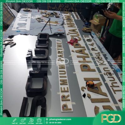 Phạm Gia Decor tư vấn làm bảng hiệu alu hay mica phù hợp từng nhu cầu sử dụng