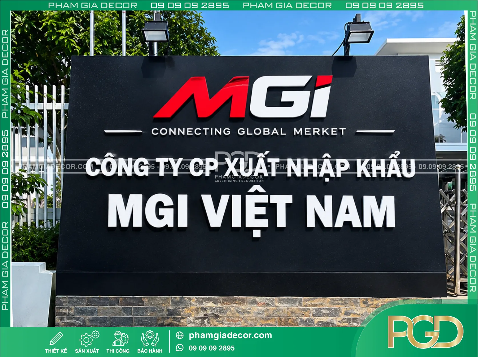 Biển hiệu công ty đặt ở cổng