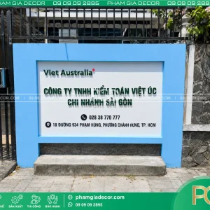 Biển hiệu công ty đặt ở cổng